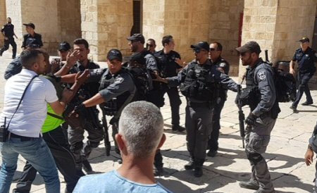 Атака израильских военных на верующих мусульман в мечети Аль-Акса