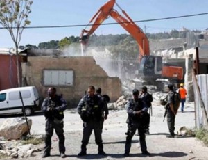 Israeli soldiers guarding home demolition (Palestine TV)