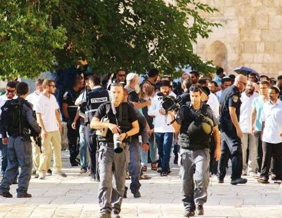 Settlers invading al-Aqsa (image by Ma'an news)