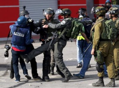 Israeli soldiers attack journalist (image from Khabr Press)