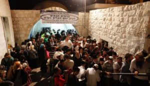 Hundreds of Settlers Storm Joseph’s Tomb in Nablus