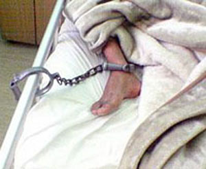 Prisoner in hospital (archive image)