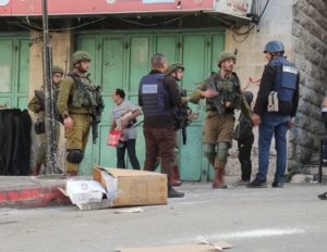 Israeli Soldiers Injure Dozens Of Palestinians In Hebron, Colonists Attack Cars