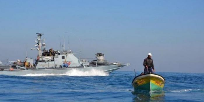 Israeli naval boat and Palestinian fishing boat (archive image - source:daysofpalestine.ps)