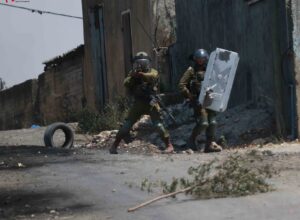 Israeli Forces Injure Palestinians Near Qalqilia