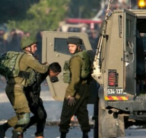 Israeli Army Abducts Ten Palestinians in the West Bank