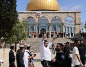 Accompanied By Soldiers And Police, Israeli Colonizers Invade Al-Aqsa