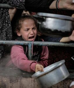 Child in Gaza, crying for food (image from @mhdksafa on Twitter)