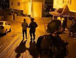 Soldiers Abduct Three Palestinians, Invade Many Areas In W. Bank
