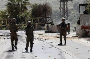 Soldiers Injure Many Palestinians In Hebron