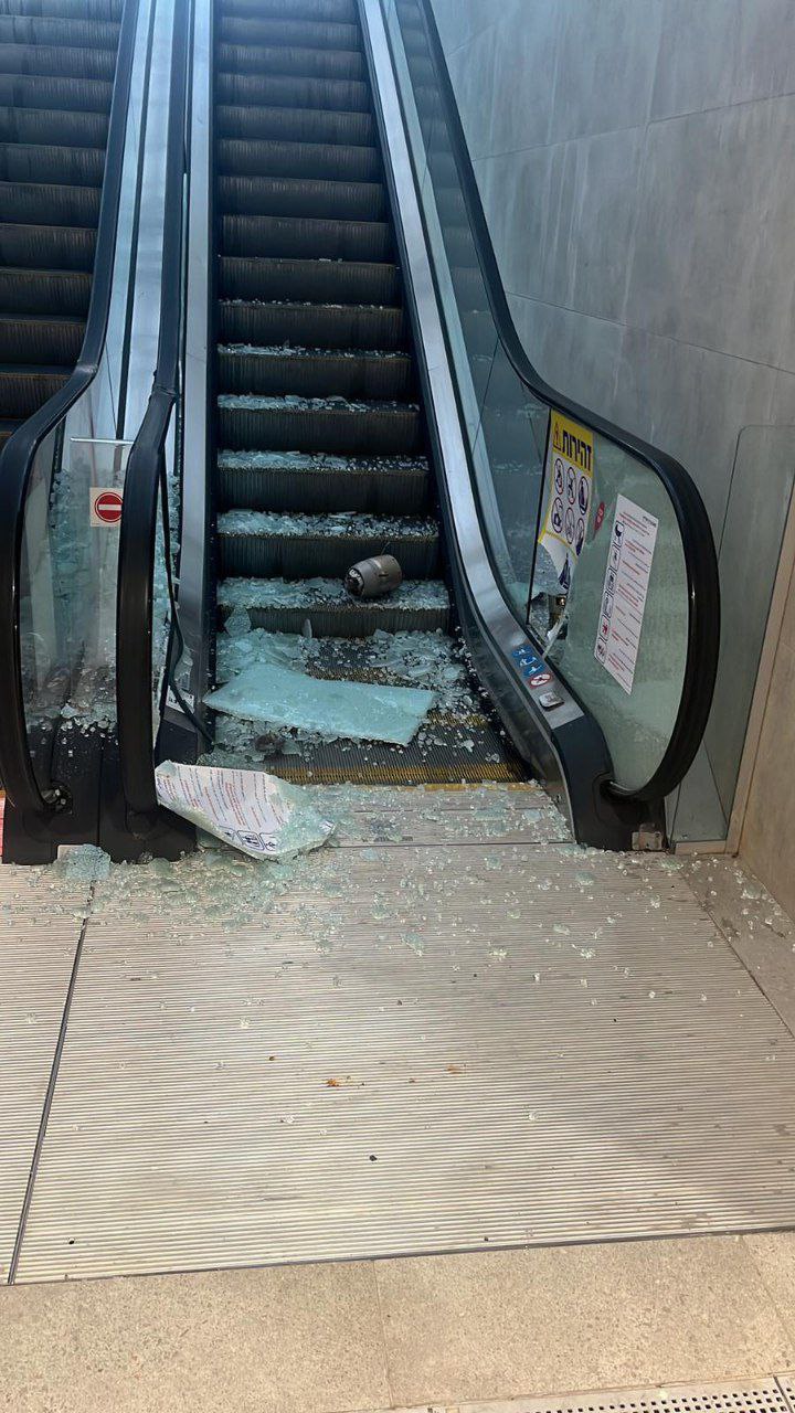 Escalator damaged at mall